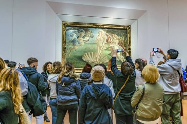 Floransa, İtalya, Ocak - 2018 - insanlar ünlü botticelli fotoğraflarını alarak Venüs ufizzi Galerisi Floransa kenti, İtalya