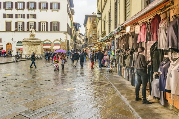 Floransa, İtalya, Ocak - 2018 - kentsel kış yağmurlu sahne Floransa'da tarihi merkezi İtalya geleneksel san lorenzo Market