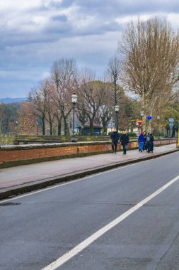 Floransa Floransa, İtalya, Ocak - 2018 - tarihi merkez cityscape riverfront kaldırıma yürürken insanlar ile