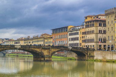 Arno riverfront binaları ile tarihi merkez cityscape ana konu olarak-Floransa