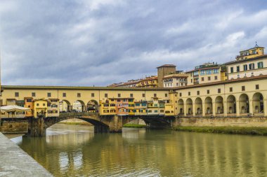 Arno riverfront binaları ile tarihi merkez cityscape ana konu olarak-Floransa