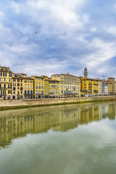 Arno Riverfront Binaları Ile Tarihi Merkez Cityscape Ana Konu Olarak — Stok fotoğraf