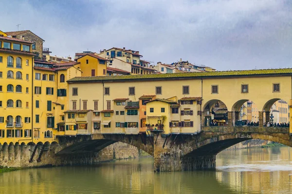 Arno Riverfront Binaları Ile Tarihi Merkez Cityscape Ana Konu Olarak — Stok fotoğraf