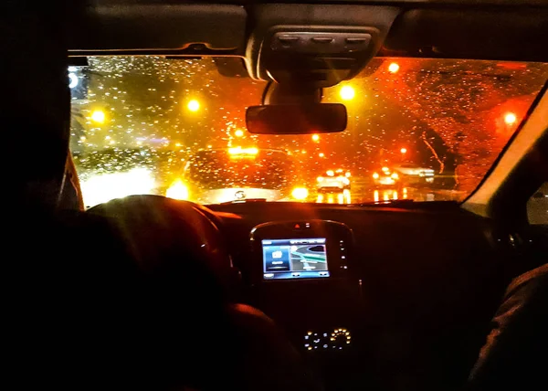 乌拉圭蒙特维迪奥市冬季雨夜景从车内看 — 图库照片