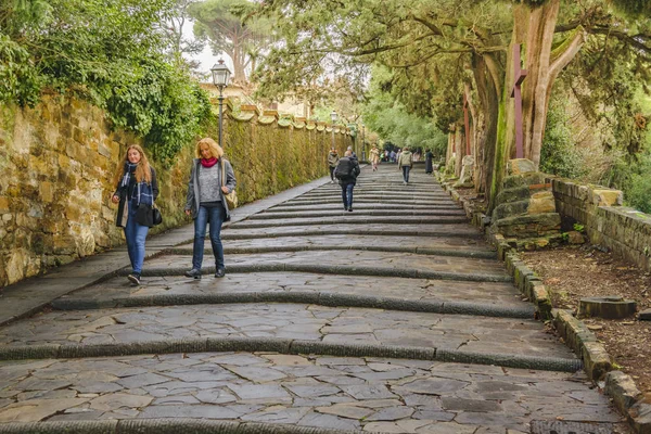 Tırmanma taş desenli merdiven giardino delle rose, Floransa, İtalya Floransa, İtalya, Ocak - 2018 - insanlar