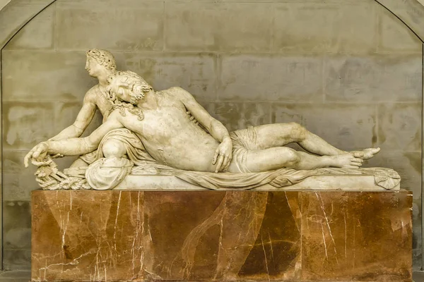 佛罗伦萨 意大利 2018年1月 女人和男人躺在床上的风格雕塑 — 图库照片