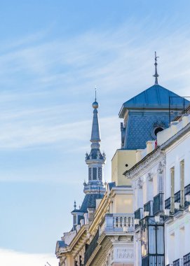 Düşük açılı görünümü eklektik tarzı binalar Madrid kenti, İspanya