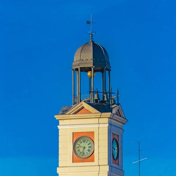 Niski Kąt Widzenia Budynku Dzwonnicą Zegar Mieście Madryt Hiszpania — Zdjęcie stockowe
