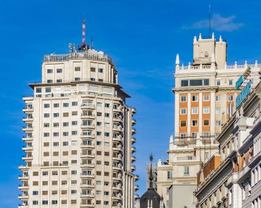 Diğer apartman binaları Madrid kenti, İspanya çevrili ünlü espana binanın düşük açılı görünüş