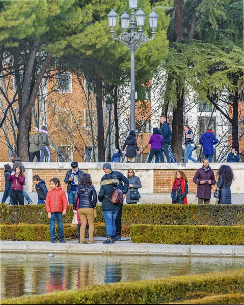 Мадрид Испания Десемь 2017 Люди Гуляющие Саду Королевского Дворца Мадриде — стоковое фото