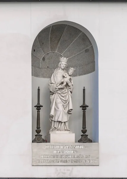 Madrid Espagne Décembre 2017 Sculpture Vierge Almudena Située Dans Ville — Photo