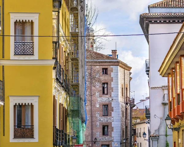 Låg Vinkel Visa Gamla Stil Flerbostadshus Madrid City Spanien — Stockfoto