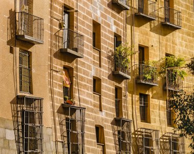 Düşük açılı görüntülemek eski Stila partment binalar Madrid kenti, İspanya