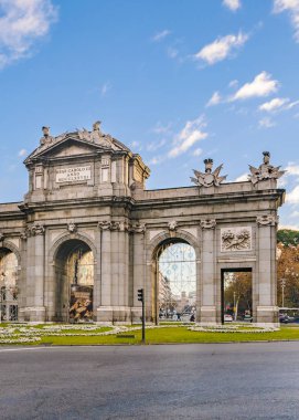 Madrid, İspanya, Aralık - 2017 - kentsel gün sahne ile ünlü alcala kapı yapımı Madrid kenti, İspanya