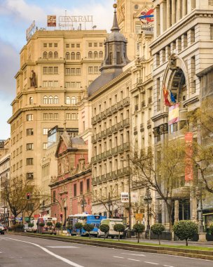 Madrid, İspanya, Aralık - 2017 - kentsel gün olay yerinde ünlü gran via Madrid şehir, İspanya sokakta