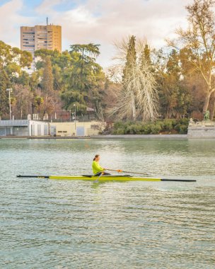 Madrid, İspanya, Aralık - 2017 - gölet Bahçe El Retiro Park, Madrid, İspanya, kürek kadın