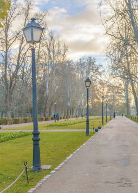İspanya 'nın Madrid şehrinin en büyük eğlence parkı El Retiro tarihi gaden parkındaki şehir günü sahnesi.