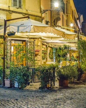 Roma, İtalya, Aralık - 2017 - kentsel gece sahne geleneksel Restoran cephe, Roma şehir merkezinde, İtalya