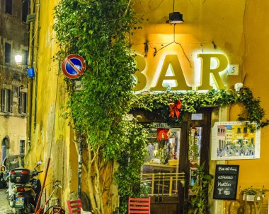 Roma, İtalya, Aralık - 2017 - kentsel gece sahne geleneksel Restoran cephe, Roma şehir merkezinde, İtalya