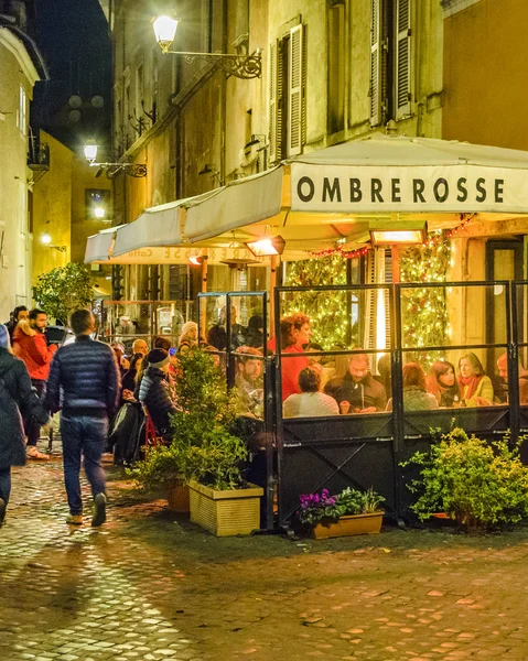 Рим Италия Декабрь 2017 Городская Ночная Сцена Традиционный Фасад Ресторана — стоковое фото