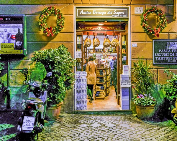 Roma, İtalya, Aralık - 2017 - kentsel gece sahne geleneksel Restoran yiyecek depolamak Roma şehir merkezinde, İtalya