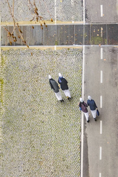 高角度拍摄4修女在冬季 意大利罗马城市在台伯河鹅卵石人行道上行走 — 图库照片