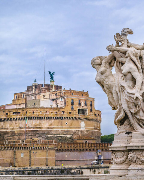 Внешний вид замка Святого Ангела, известного римского цилиндрического исторического здания, расположенного в Риме, Италия
