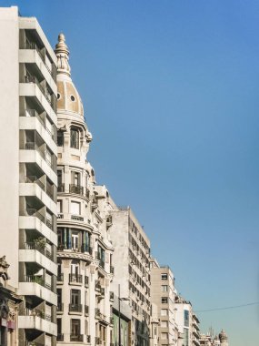 Montevideo şehir merkezinde, Uruguay, eklektik tarzı mimarisinin perspektif kentsel görünümü