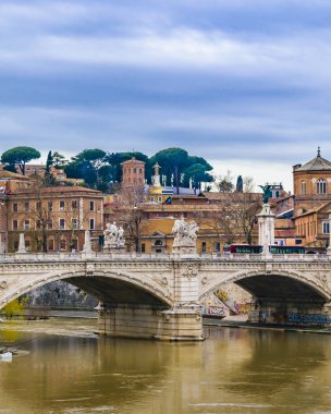 Roma, İtalya, Aralık-2017 - kentsel gün kış sezon sahne ile sain peter Katedrali olarak arka plan, Roma, İtalya