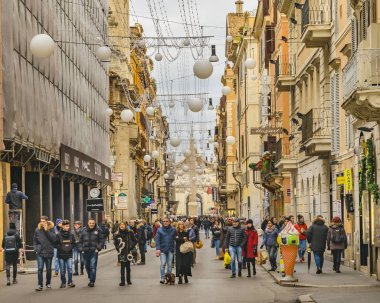 Roma, İtalya, Aralık - 2017 - insanlar yayalara Roma şehir merkezinde, İtalya