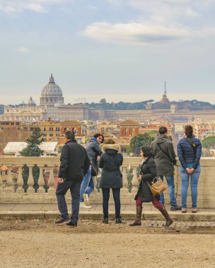 Roma, İtalya, Aralık - 2017 - izliyor ve Roma cityscape monte pincio bakış açısıyla fotoğrafını çekmek turist gurup.