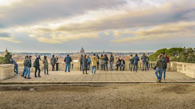 Roma, İtalya, Aralık - 2017 - izliyor ve Roma cityscape monte pincio bakış açısıyla fotoğrafını çekmek turist gurup.