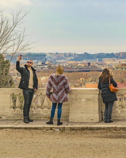 Roma Italia Diciembre 2017 Grupo Turistas Observando Tomando Fotos Del — Foto de Stock