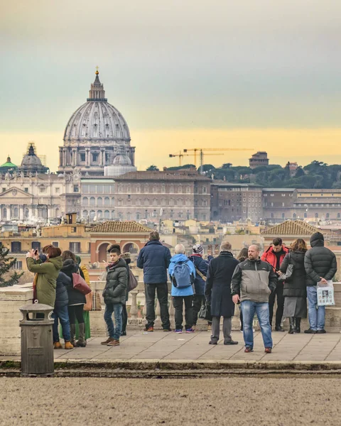 Řím Itálie Prosinec 2017 Skupina Turistů Pozorování Fotografování Panorama Řím — Stock fotografie