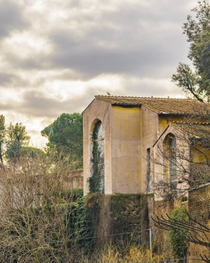 Eski binalar ve ağaçlar villa borghese Park'ta Roma şehir, İtalya
