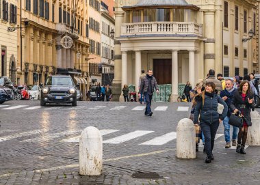 Roma, İtalya, Aralık - 2017 - kentsel kış sezon sahne piazza di spagna, Roma'nın en ünlü plaza adlı kalabalık..