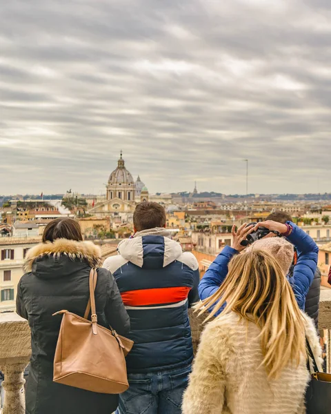 Roma Itália Dezembro 2017 Turista Assistindo Vista Topo Piazza Spagna — Fotografia de Stock