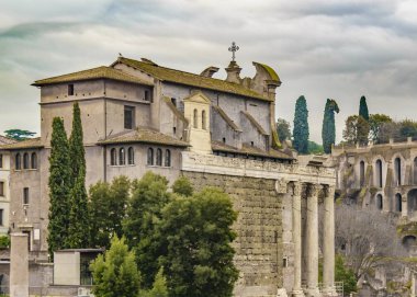 Eski ve harabe binada Ağustos forum, Rome, İtalya