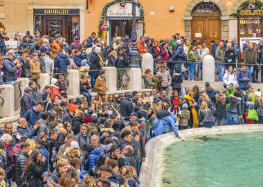 Roma, İtalya, Ocak - 2018 - kentsel sahne fontana di trevi, İtalya Roma şehrinin en ünlü çeşme kalabalık.
