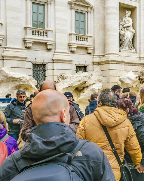 Ρώμη Ιταλία Ιανουάριος 2018 Τουρίστες Στο Fontana Trevi Πιο Διάσημο — Φωτογραφία Αρχείου
