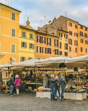 Roma, İtalya, Aralık - 2017 - Campo dei fiori, tarihi merkezi Roma, İtalya, geleneksel bir semt pazarı