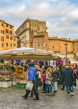 Roma, İtalya, Aralık - 2017 - Campo dei fiori, tarihi merkezi Roma, İtalya, geleneksel bir semt pazarı