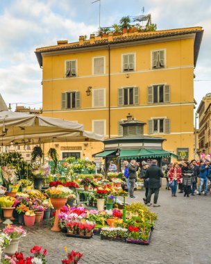 Roma, İtalya, Aralık - 2017 - Campo dei fiori, tarihi merkezi Roma, İtalya, geleneksel bir semt pazarı