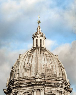 Mavi gökyüzü arka plan karşı diğer bina çevrili Rönesans dome Kilisesi