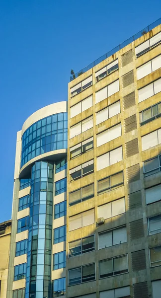 Niski Kąt Perspektywy Widoku Budynków Mieszkalnych Głównej Alei Mieście Montevideo — Zdjęcie stockowe