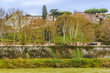 Roma, İtalya, Aralık-2017 - kentsel gün kış sezon olay yerinde tiber Nehri Roma şehir, İtalya