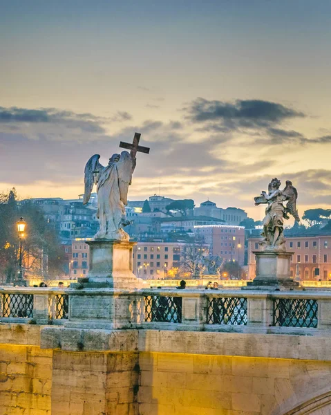 意大利罗马城圣安吉大桥城市景观暮光冬季场景 — 图库照片