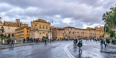 Roma, İtalya, Ocak - 2018 - insanlar Sokağı'nda Roma şehir Tiyatrosu'nda marcellus ile yürüyüş.