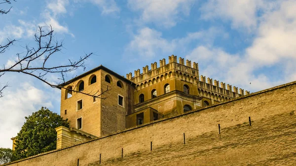 Außen Niedrigwinkel Ansicht Der Mauer Und Gebäude Der Vatikanischen Stadt — Stockfoto