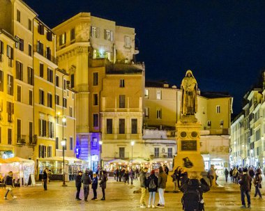 Roma, İtalya, Aralık - 2017 - kentsel gece olay yerinde Campo dei fiori, Rome, İtalya'nın ünlü bir tarihi piazza